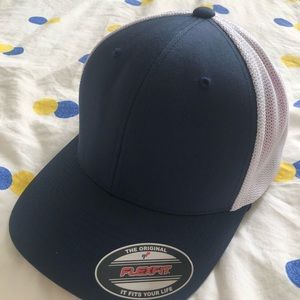 🎉🎉NWT Flexfit Cap